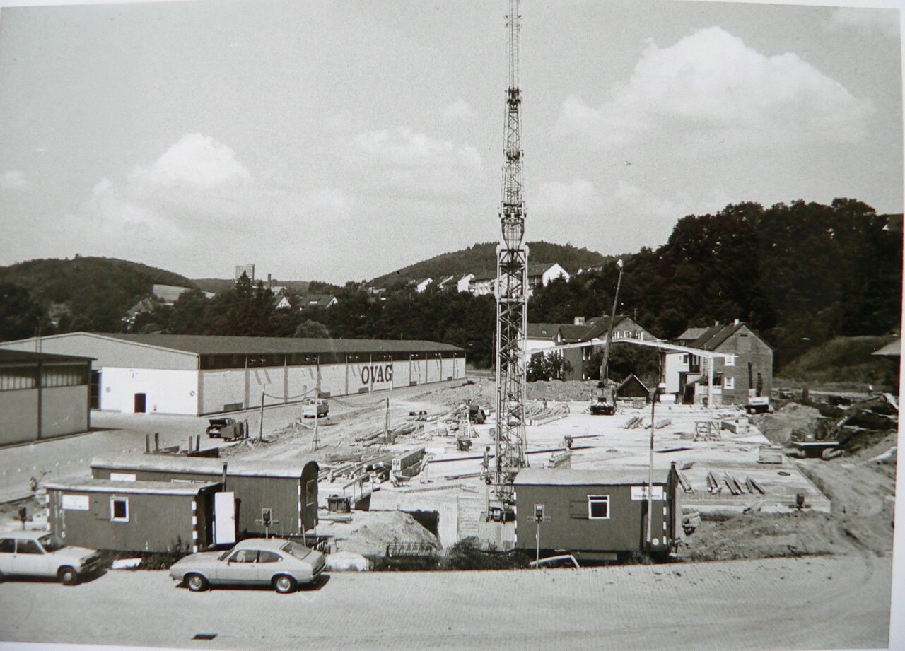 Auf dem Bild ist der Neubau der Halle 3 auf dem Betriebshof der OVAG zu sehen.